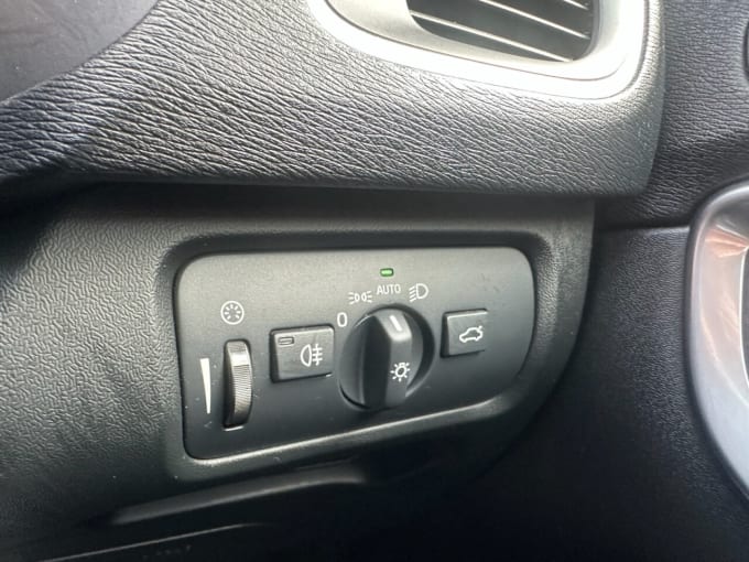 2025 Volvo V40