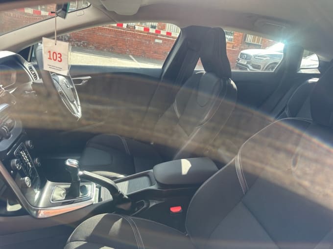 2025 Volvo V40