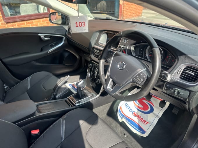 2025 Volvo V40