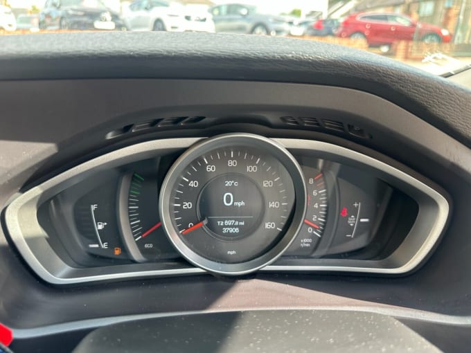 2025 Volvo V40