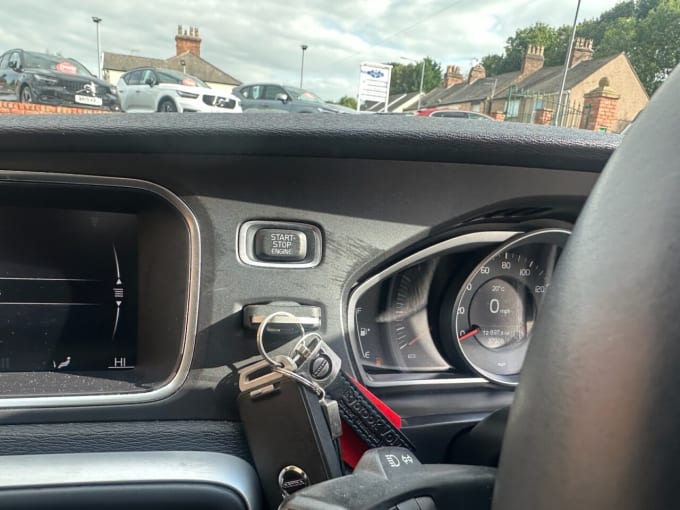 2025 Volvo V40