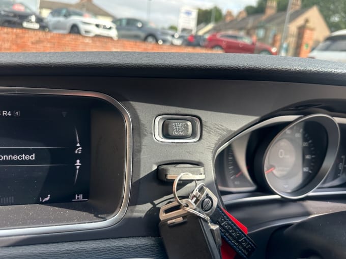 2025 Volvo V40