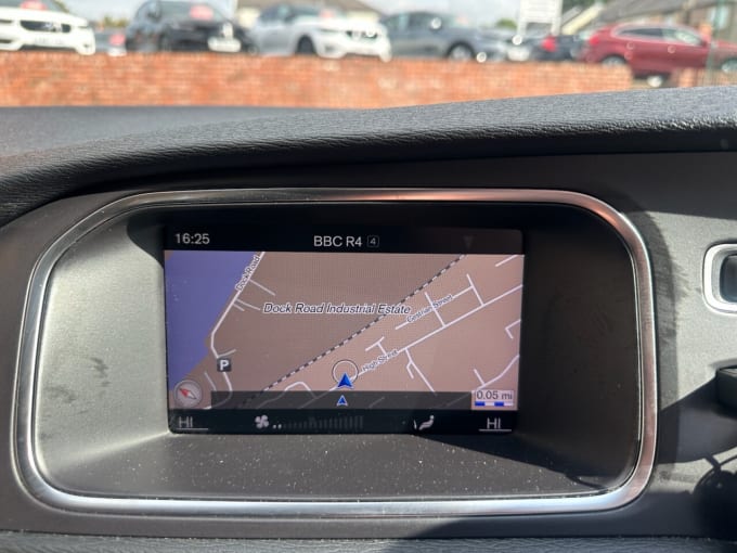 2025 Volvo V40