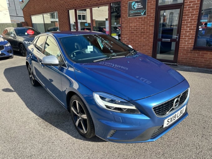 2025 Volvo V40