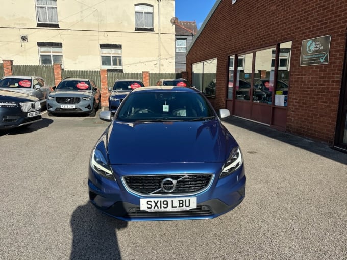 2025 Volvo V40