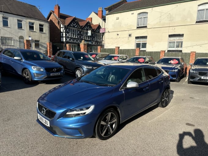 2025 Volvo V40