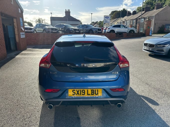 2025 Volvo V40