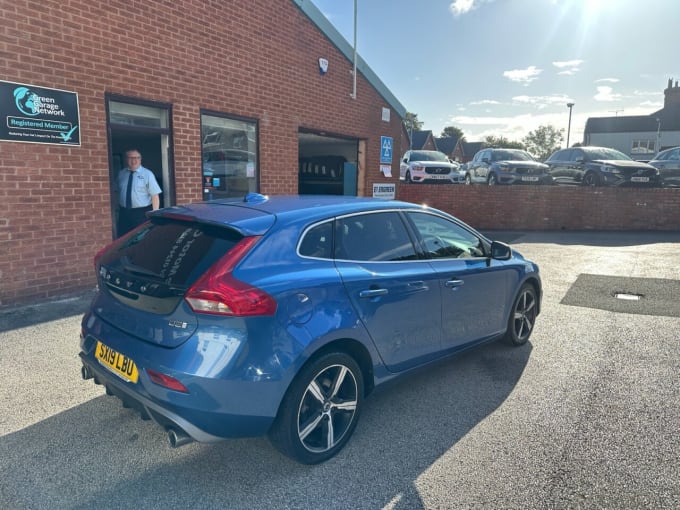 2025 Volvo V40