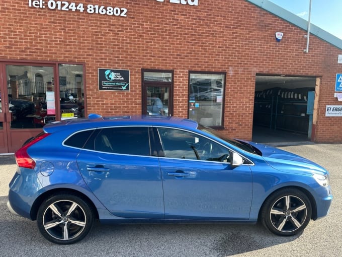 2025 Volvo V40