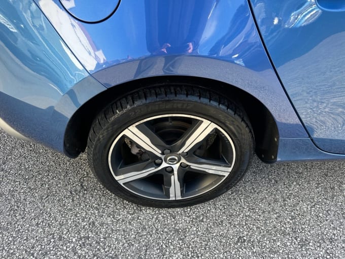 2025 Volvo V40