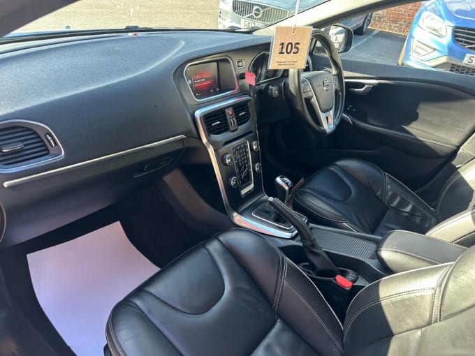 2025 Volvo V40