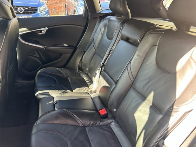 2025 Volvo V40