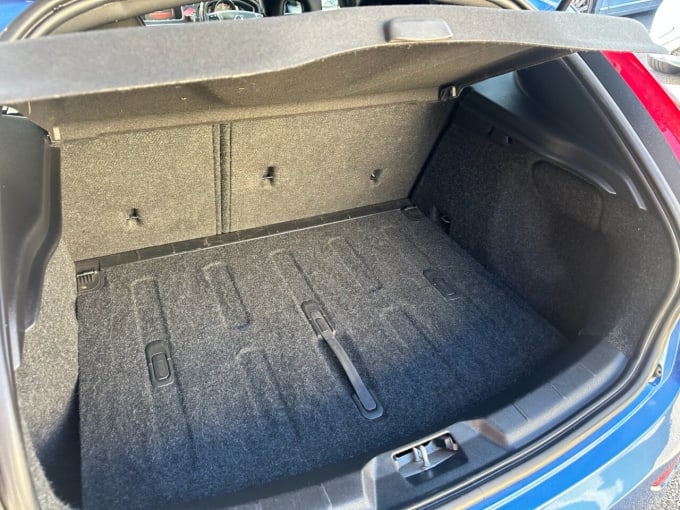 2025 Volvo V40