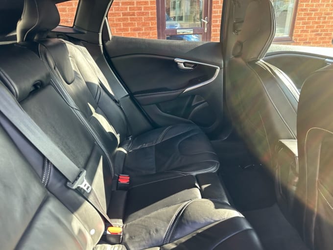 2025 Volvo V40