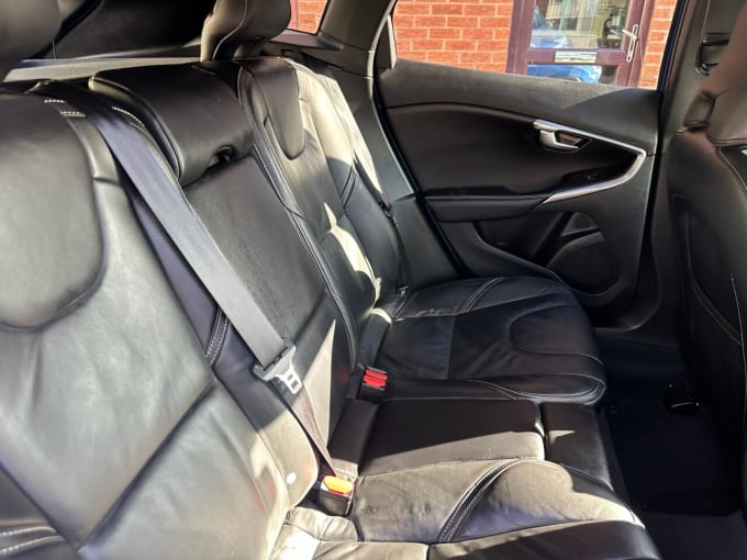 2025 Volvo V40