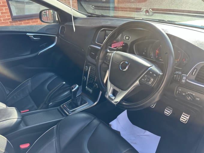 2025 Volvo V40