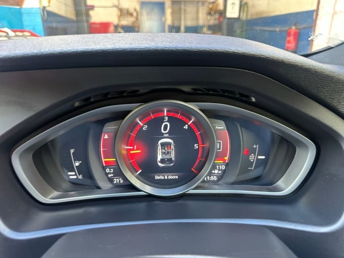 2025 Volvo V40