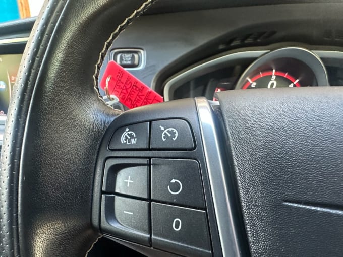2025 Volvo V40