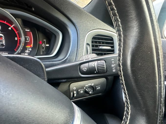 2025 Volvo V40