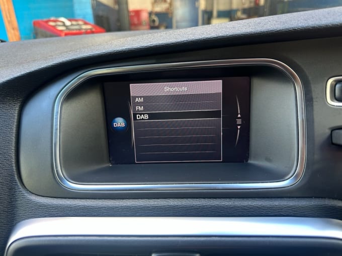 2025 Volvo V40