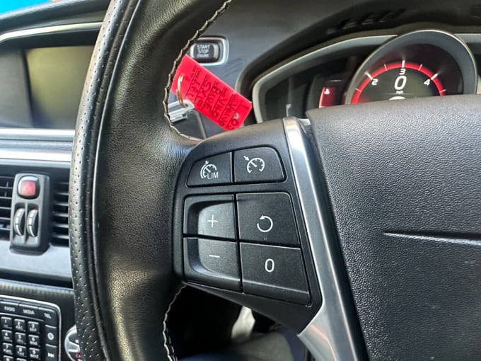 2025 Volvo V40