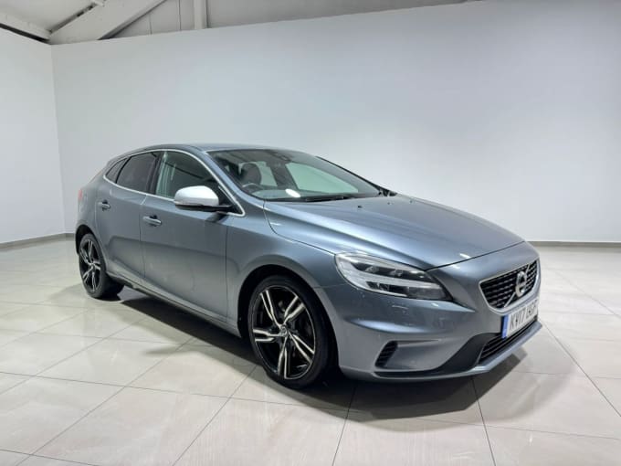 2025 Volvo V40