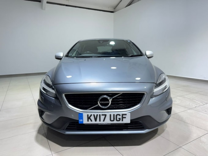 2025 Volvo V40