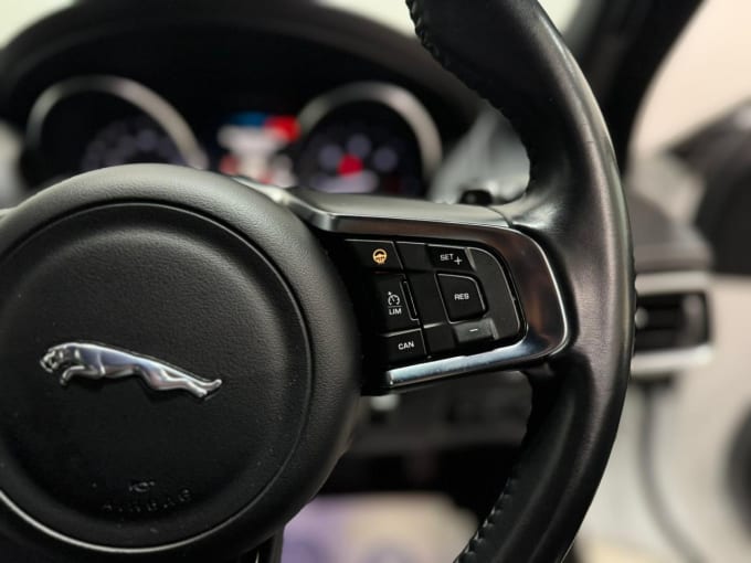 2025 Jaguar Xe