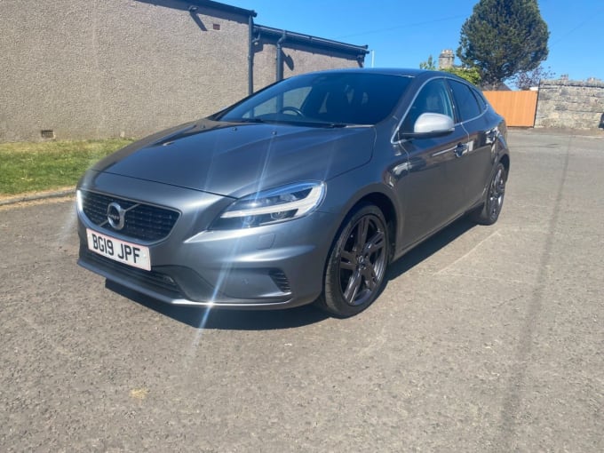 2025 Volvo V40
