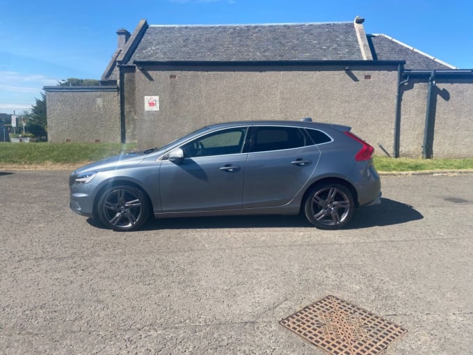 2025 Volvo V40