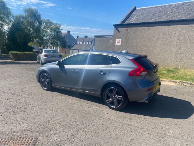 2025 Volvo V40