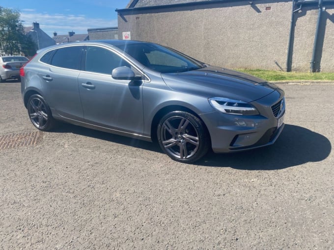 2025 Volvo V40