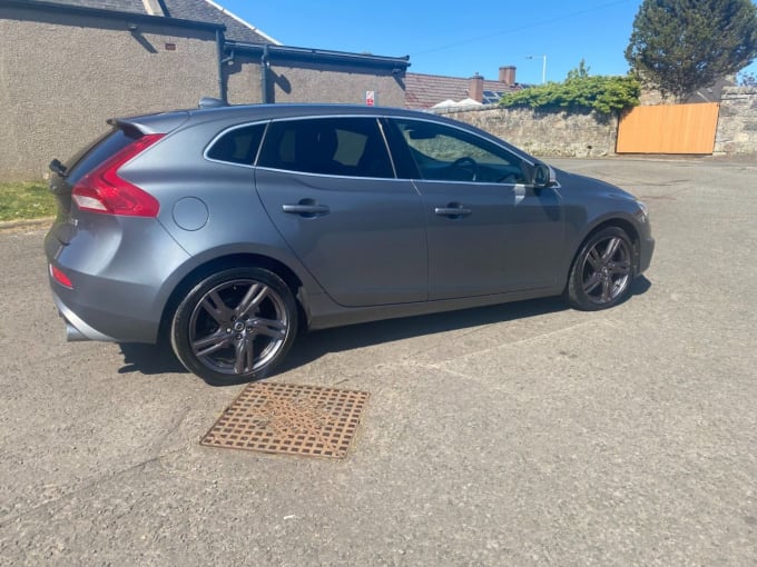 2025 Volvo V40