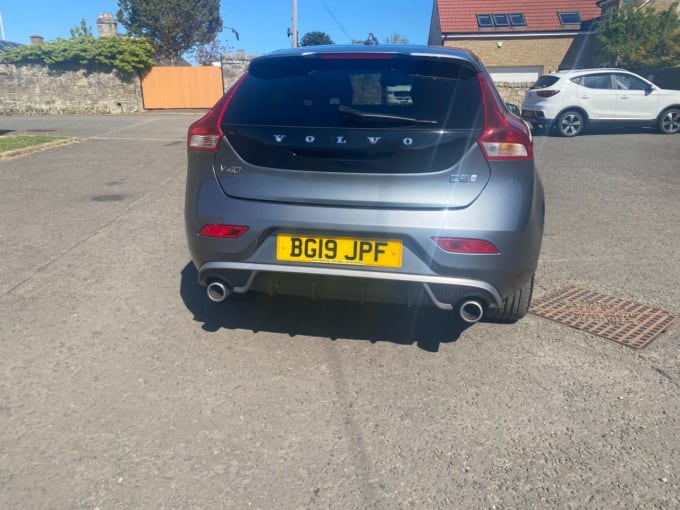 2025 Volvo V40