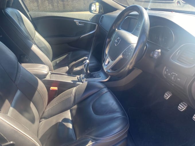 2025 Volvo V40