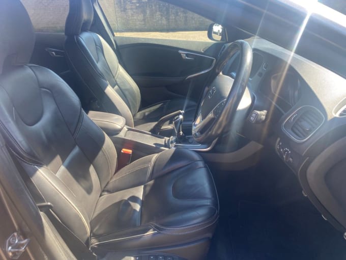 2025 Volvo V40