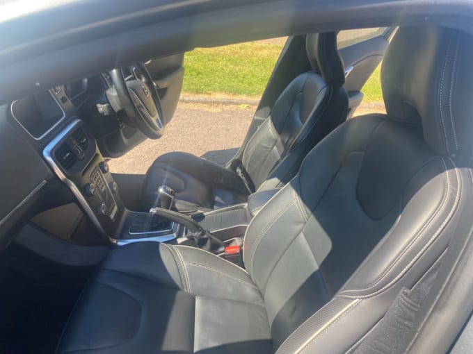 2025 Volvo V40