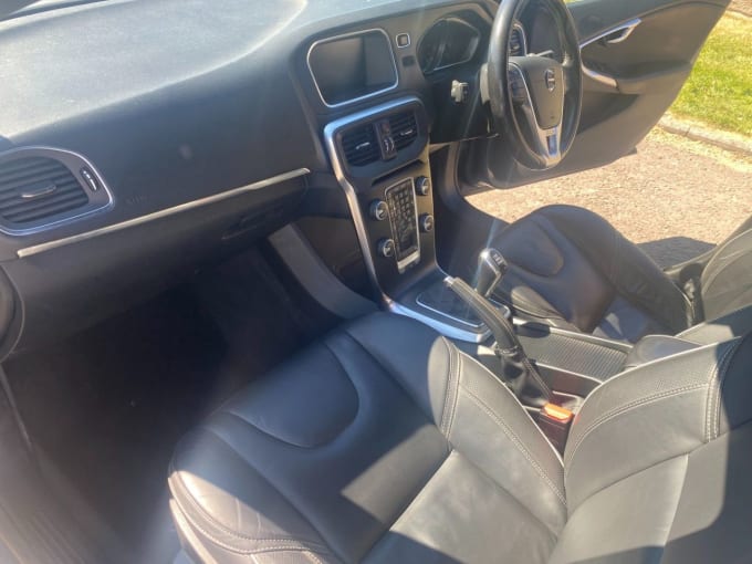 2025 Volvo V40