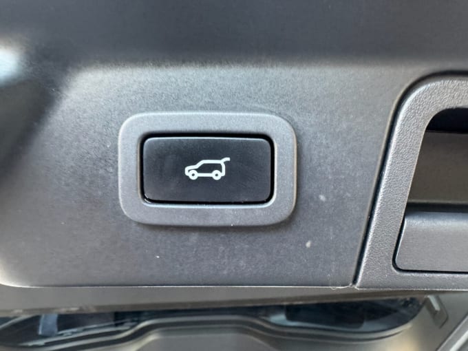 2025 Land Rover Range Rover Velar