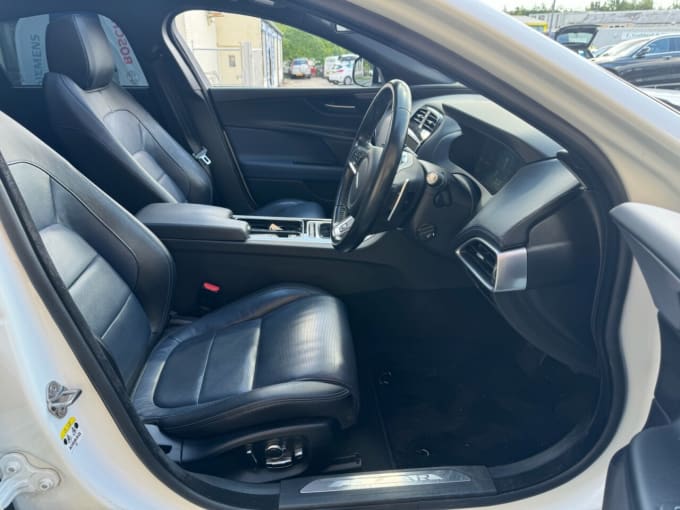 2025 Jaguar Xe