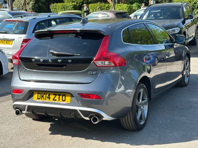 2025 Volvo V40