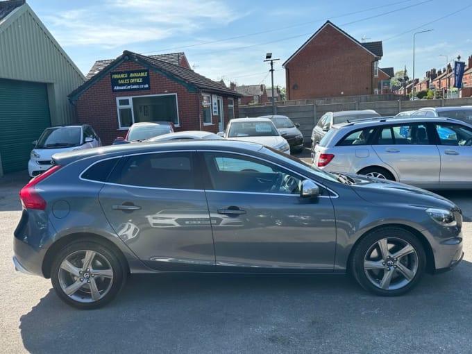2025 Volvo V40