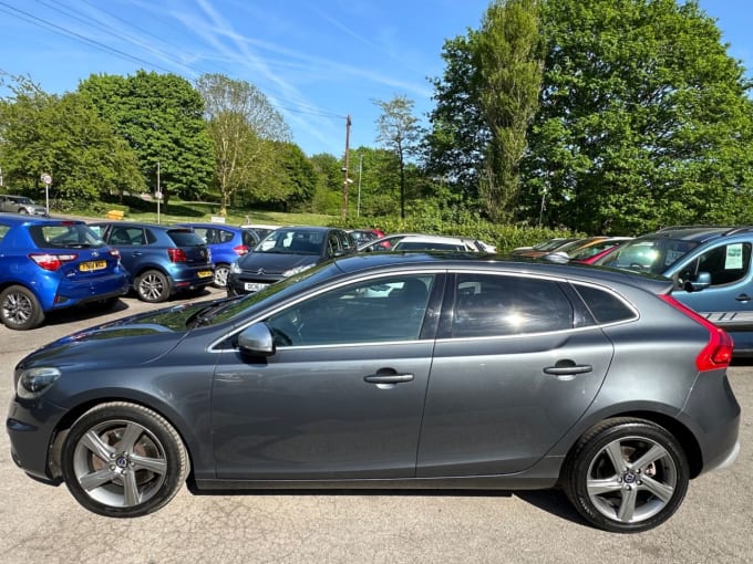 2025 Volvo V40