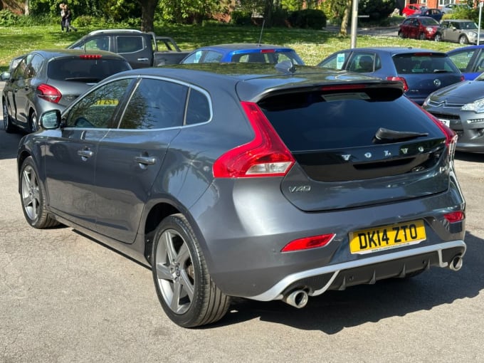 2025 Volvo V40