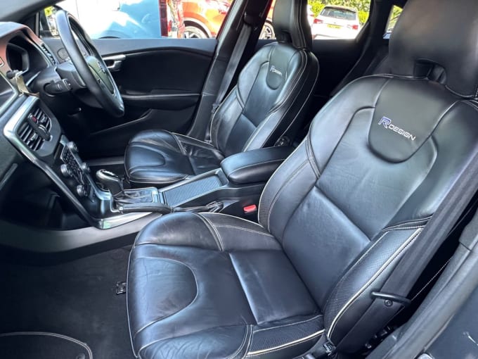 2025 Volvo V40