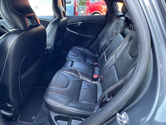 2025 Volvo V40