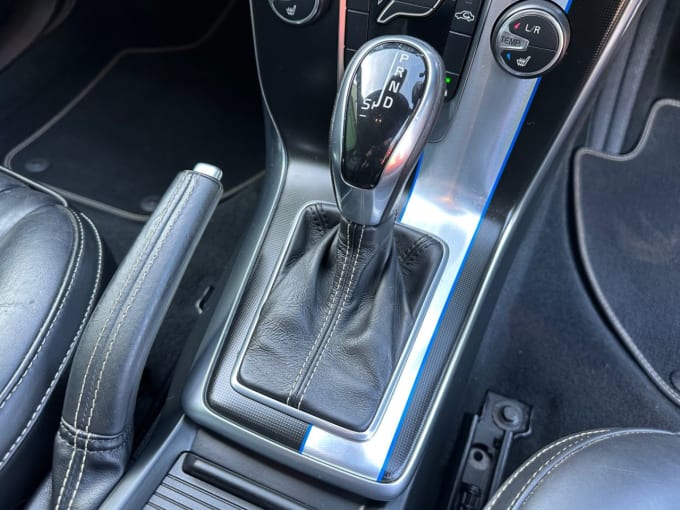 2025 Volvo V40