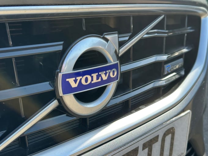 2025 Volvo V40