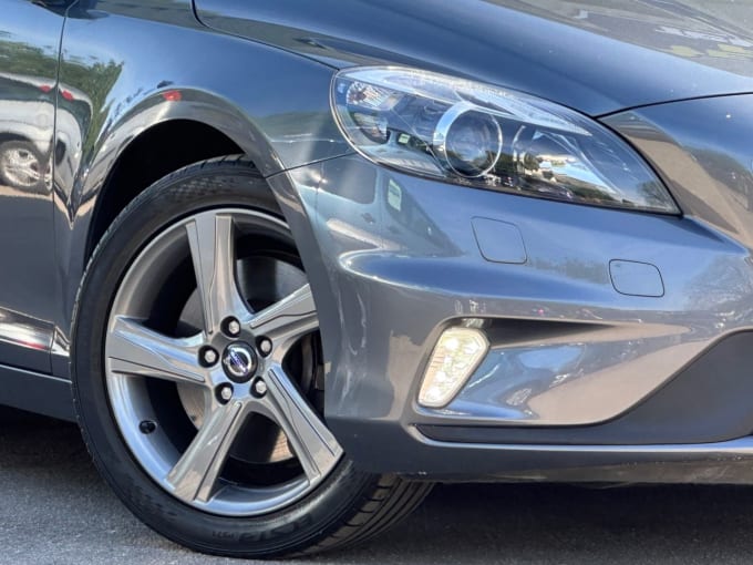 2025 Volvo V40