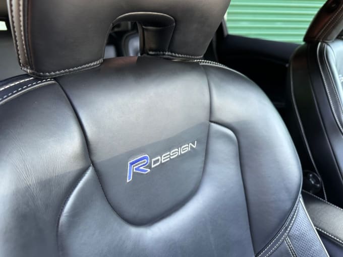 2025 Volvo V40